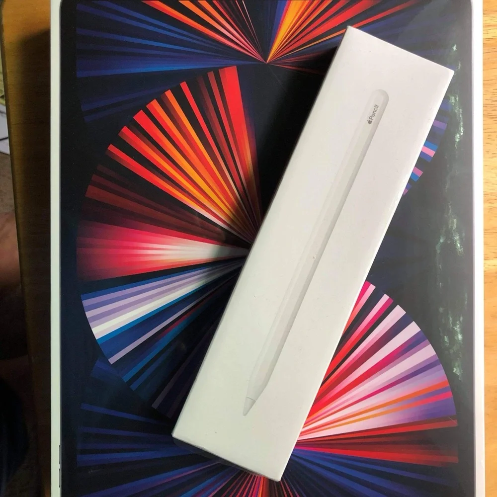Apple iPad Pro 5th Generation 256GB,5G SIM CARD,Magic Keyboard & Apple Pencil .